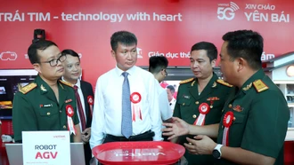 Bí thư Tỉnh ủy Trần Huy Tuấn tham quan gian hàng triển lãm công nghệ của Vietttel.