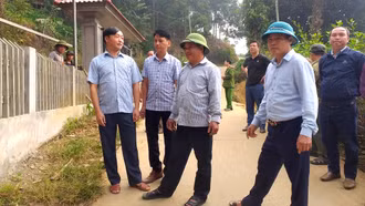 Ông Triệu Trung Hương - Bí thư Chi bộ thôn Khe Đóm, xã Xuân Tầm, huyện Văn Yên (người thứ 2, từ phải sang) vận động nhân dân hiến đất mở rộng đường giao thông nông thôn.