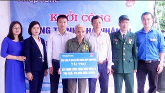 Đồng chí Trần Anh Tuấn- Trưởng phòng nhân sự Tổng hợp Trung tâm Kinh doanh VNPT - Yên Bái (đứng thứ bên phải) trao 83 triệu đồng cho gia đình ông Vương Văn Tấc, xã Lâm Giang ,Văn Yên để xây dựng nhà ở