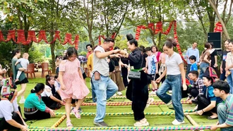 Người dân tham gia hoạt động hưởng ứng Ngày Gia đình Việt Nam năm 2025 tại Làng Văn hóa, du lịch các dân tộc Việt Nam, thị xã Sơn Tây. (Ảnh minh họa)