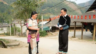 Bí thư Chi bộ, Trưởng thôn Vàng A Sò vận động nhân dân thực hiện tốt các chủ trương, đường lối của Đảng, chính sách, pháp luật của Nhà nước.