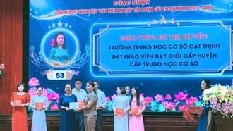Lãnh đạo UBND huyện Văn Chấn trao Giấy chứng nhận giáo viên dạy giỏi cấp huyện năm học 2024 - 2025 cho cô giáo Hà Thị Huyền.