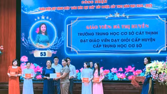 Lãnh đạo UBND huyện Văn Chấn trao Giấy chứng nhận giáo viên dạy giỏi cấp huyện năm học 2024 - 2025 cho cô giáo Hà Thị Huyền.