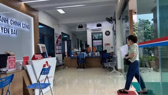 Người dân đăng ký làm các thủ tục hành chính về đất đai tại Trung tâm phục vụ hành chính công thành phố Yên Bái.
