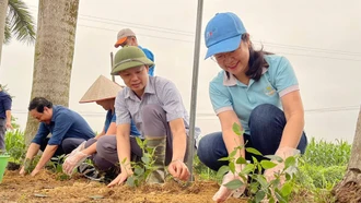 Đồng chí Phan Thanh Yên - Chủ tịch Hội Liên hiệp Phụ nữ huyện Yên Bình là cán bộ Đề án 11 (ngoài cùng, bên phải) tham gia trồng cây cùng người dân tr&#111;ng “Ngày thứ Bảy cùng dân”.