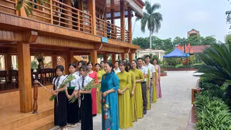 Hàng năm cứ vào ngày 2/9, tất cả các nhà trường ở thị xã Nghĩa Lộ tổ chức các đoàn dâng hương và báo công với Bác.