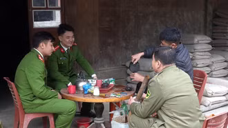 Công an xã Nậm Lành, huyện Văn Chấn tuyên truyền, vận động nhân dân không tàng trữ trái phép chất ma túy.