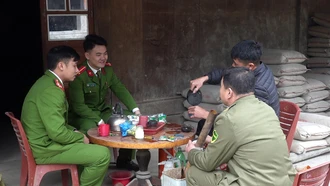 Công an xã Nậm Lành, huyện Văn Chấn tuyên truyền, vận động nhân dân không tàng trữ trái phép chất ma túy.