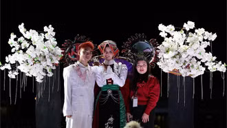 Nhà thiết kế Nguyễn Tuấn Anh và thiết kế “Múa điệu xòe hoa”.