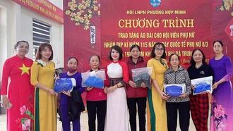 Hội Liên hiệp Phụ nữ phường Hợp Minh, thành phố Yên Bái trao tặng áo dài cho hội viên phụ nữ.
