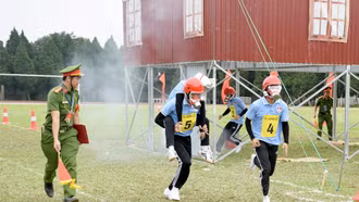 Các đội tham gia phần thi thực hành các hoạt động chữa cháy, cứu nạn, cứu hộ tại Hội thi nghiệp vụ chữa cháy và CNCH "Tổ liên gia an toàn PCCC” năm 2024.