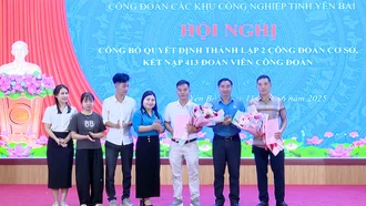 Đồng chí Nguyễn Chương Phát – Chủ tịch LĐLĐ tỉnh và đồng chí Đinh Thị Hồng Lan – Chủ tịch Công đoàn các KCN tỉnh tặng hoa chức mừng 2 tổ chức công đoàn cơ sở mới được thành lập.