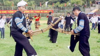 Biểu diễn múa khèn Mông tại trung tâm huyện Mù Cang Chải.