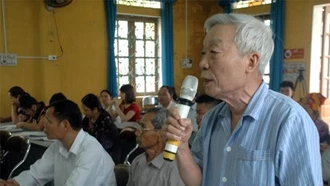 Cử tri phường Cầu Thia, thị xã Nghĩa Lộ phát biểu ý kiến tại một buổi tiếp xúc cử tri.