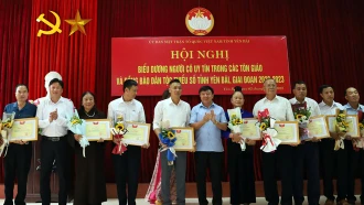 Chủ tịch Ủy ban MTTQ Việt Nam tỉnh Yên Bái Giàng A Tông (áo xanh) trao bằng khen và chúc mừng các cá nhân tại Hội nghị biểu dương người có uy tín tr&#111;ng các tôn giáo và đồng bào dân tộc thiểu số giai đoạn 2020 - 2023.
