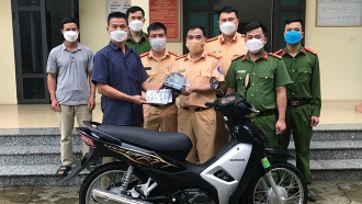 Người dân Yên Bái phấn khởi khi được làm thủ tục đăng ký phương tiện tại địa phương