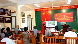 Các tác giả tham dự Trại cùng xem lại các tác phẩm đã sáng tác tr&#111;ng chuyến thực tế Mù Cang Chải.