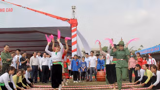 Vui múa sạp trong Ngày hội Đại đoàn kết ở xã Quy Mông, huyện Trấn Yên.