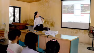 Teachers at the Provincial Driving Test Center apply AI in their lectures