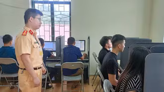 CSGT tổ chức kỳ sát hạch lái xe.