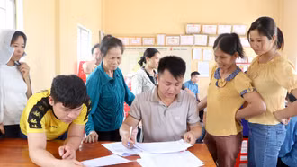 Người dân xã Hồng Ca, huyện Trấn Yên đăng ký các mô hình hỗ trợ thuộc Chương trình giảm nghèo bền vững thông qua các buổi họp thôn.