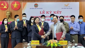 Ông Giàng A Câu - Chủ tịch Hội Nông dân tỉnh Yên Bái và lãnh đạo Bưu điện tỉnh ký kết đưa sản phẩm của hội viên nông dân lên sàn giao dịch, giới thiệu và bán trên sàn giao dịch thương mại điện tử.