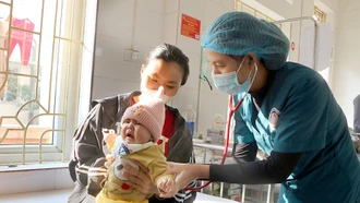 Khoa Nhi tổng hợp, Bệnh viện Sản Nhi Yên Bái thời điểm này đang có gần 100 bệnh nhân điều trị nội trú, chủ yếu là mắc các bệnh về đường hô hấp.