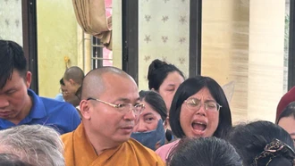 Biểu cảm của sư thầy Thích Trung Kính - Phó Trưởng ban Trị sự Giáo hội Phật giáo Việt Nam tỉnh Yên Bái và lãnh đạo phường Hồng Hà tr&#111;ng buổi phát quà từ thiện cho người dân.