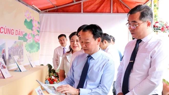 Đồng chí Đỗ Đức Duy - Bộ trưởng Bộ Tài nguyên và Môi trường, (nguyên Bí thư Tỉnh uỷ Yên Bái), Trưởng đoàn Đại biểu Quốc hội tỉnh Yên Bái tham quan khu không gian trưng bày ảnh, báo chí mô hình “Ngày cuối tuần cùng dân”.