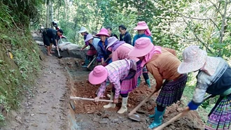 Người dân xã Lao Chải, huyện Mù Cang Chải tham gia làm đường giao thông nông thôn.