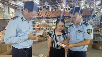 Lực lượng quản lý thị trường Hà Nội kiểm tra, tuyên truyền phổ biến pháp luật cho chủ cơ sở kinh doanh mặt hàng mỹ phẩm tại huyện Hoài Đức.