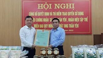 Lãnh đạo Sở Khoa học và Công nghệ tỉnh Yên Bái trao quyền sử dụng chứng nhận “Gà đồi Trấn Yên”; Nhãn hiệu tập thể “Mật &#111;ng Trấn Yên” và “Miến đao Quy Mông”, tháng 4/2023.