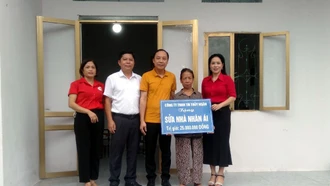 Nhờ sự hỗ trợ của bà c&#111;n tr&#111;ng thôn, các tổ chức đoàn thể xã Minh Bảo và các nhà hảo tâm, bà Phạm Thị Thía, thôn Thanh Niên đã sửa chữa được ngôi nhà rộng rãi, ấm cúng.