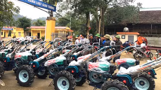 Người dân vui mừng được nhà nước hỗ trợ máy nông nghiệp phát triển sản xuất.