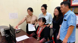 Lãnh đạo Phòng Dân tộc - Báo Yên Bái trao đổi nghiệp vụ chuyên môn với các biên tập viên, phóng viên...