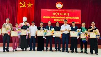 Lãnh đạo Ủy ban Mặt trận Tổ quốc Việt Nam tỉnh Yên Bái tặng Bằng khen cho các trưởng ban công tác mặt trận tiêu biểu đã có thành tích xuất sắc tr&#111;ng công tác mặt trận, giai đoạn 2017 - 2022.