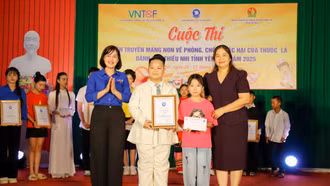 Ban tổ chức trao giải Nhất cho Liên đội Trường Tiểu học Nguyễn Trãi (thành phố Yên Bái).