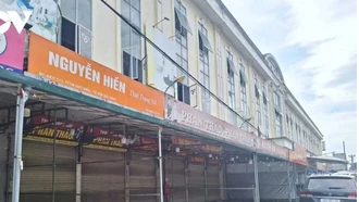 Nhiều cửa hàng quần áo tại chợ Giàu (TP Từ Sơn) thường tấp nập "người mua kẻ bán" thì nay đồng loạt đóng cửa.