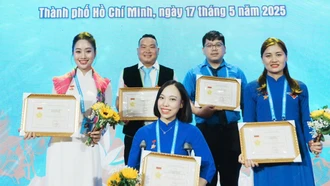 Đồng chí Hoàng Thị Hồng Thương (ngoài cùng bên phải) tham dự Đại hội Thanh niên tiên tiến làm theo lời Bác toàn quốc lần thứ VIII, năm 2025 tại thành phố Hồ Chí Minh.