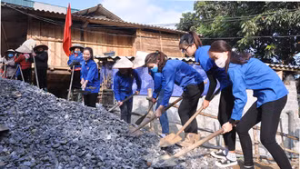 Thanh niên xã Tú Lệ, huyện Văn Chấn tham gia làm đường nông thôn.