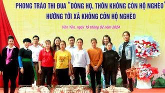 UBND huyện Văn Yên hỗ trợ lợn giống cho các hộ nghèo thôn Hạnh Phúc, xã Tân Hợp.