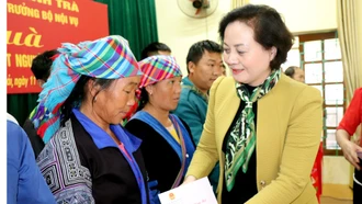 Bộ trưởng Bộ Nội vụ Phạm Thị Thanh Trà tặng quà Tết các gia đình chính sách, hộ nghèo tại 2 huyện Mù Cang Chải, Văn Chấn
