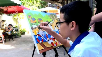 Các em nhỏ tại Trung tâm Trợ giúp và can thiệp sớm trẻ khuyết tật Hương Giang tự tay tô màu, tạo nên những bức tranh mộc đầy màu sắc.