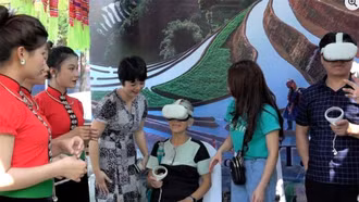 Du khách trải nghiệm du lịch số qua công nghệ thực tế ảo gắn với bảo tồn bản sắc văn hoá dân tộc