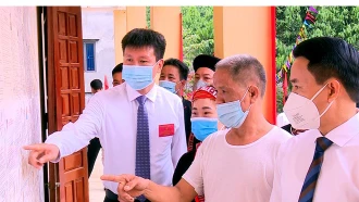 Chủ tịch UBND tỉnh Trần Huy Tuấn kiểm tra công tác bầu cử tại huyện Văn Yên