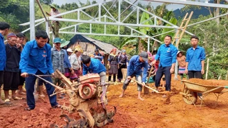 Đoàn viên, thanh niên xã Dế Xu Phình giúp gia đình anh Sùng A Chống, bản Háng Cuốn Rùa, xã Dế Xu Phình san đất, làm nhà ở mới.