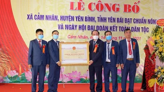 Đồng chí Tạ Văn L&#111;ng - Phó Bí thư Thường trực Tỉnh ủy, Chủ tịch HĐND tỉnh trao Bằng công nhận đạt chuẩn nông thôn mới cho xã Cảm Nhân, huyện Yên Bình.