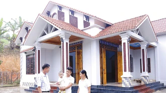 Niềm vui của gia đình ông Lê Văn Tuấn bên ngôi nhà mới xây.