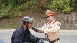 Đội CSGT-TT, Công an huyện Mù Cang Chải ra quân tuần tra, kiểm soát, xử lý vi phạm nồng độ cồn trên địa bàn.