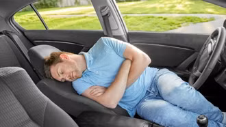 Việc ngủ trên xe là hành động mà nhiều tài xế đã làm, nhưng ít biết về mức độ nguy hiểm của nó (Ảnh minh họa)